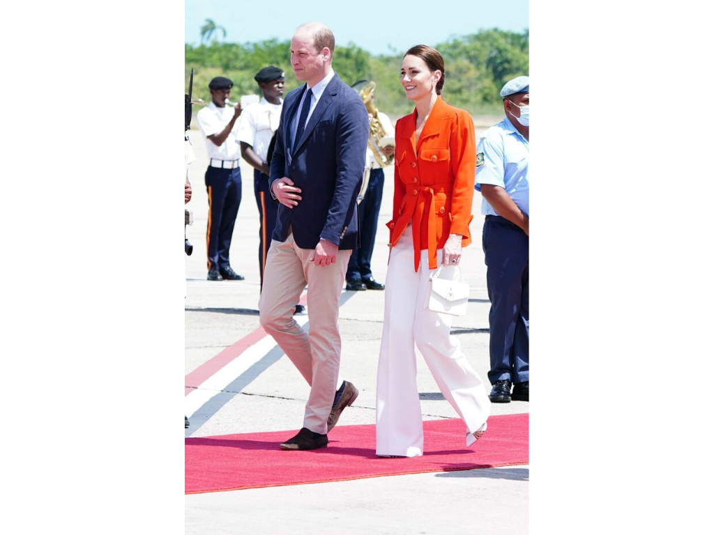 Lució una chaqueta vintage de color rojo escarlata muy chic de la marca Yves Saint Laurent, unos pantalones palazzo blancos y unos stilettos dorados de aquazzura.