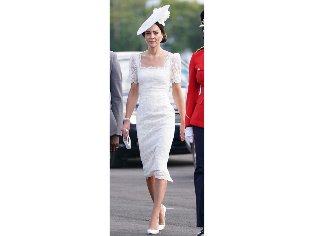 Un vestido blanco en corte tubo y un tocado que utilizó Kate en Jamaica nos recordó a un look de la reina Isabel en 1957. 