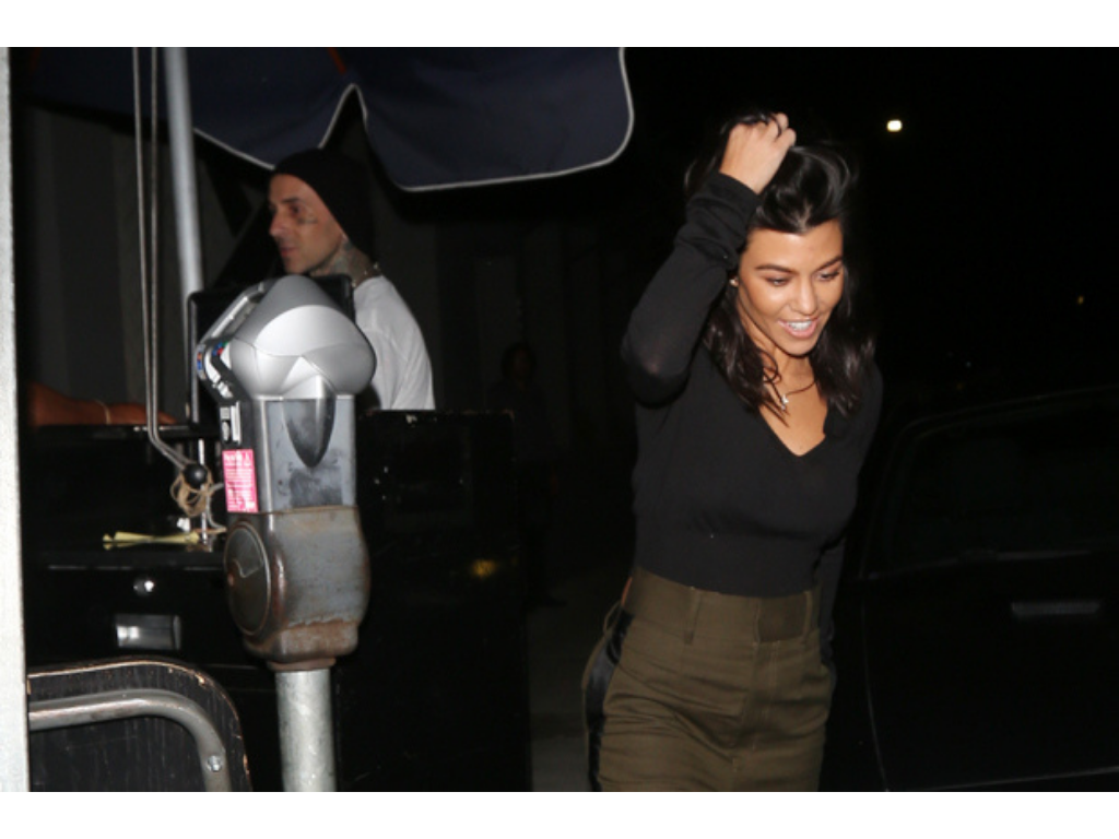CenandoLa pareja fue captada cenando en un restaurante vegano llamado Crossroads Kitchen de West Hollywood el 26 de septiembre de 2018. Pero solo se trataba de una cena amistosa porque Barker la acompañó hasta el valet donde Kourtney tomó su auto.
