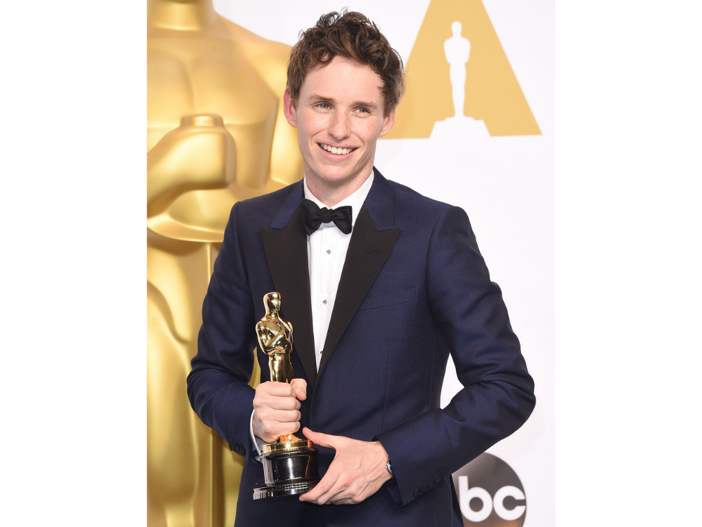 Eddie Redmayne.Gracias a su protagónico en ‘’La Teoría del Todo’’, en 2014 obtuvo el Óscar a Mejor Actor de reparto. Por otro lado, Michael Keaton había realizado un magnífico trabajo en ‘’Birdman’’, pero bien se sabe que a la Academia no le gusta la actitud de dicho actor, y supuestamente fue castigado de alguna manera al darle el Óscar a Eddie por esta producción.