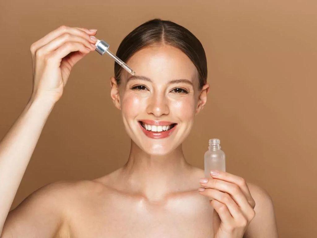 Sérum.Como nuestra finalidad es crear un rostro limpio y brillante, el sérum es uno de los principales productos para hidratar e ilumina la piel. También evita las arrugas, las manchas y el acné. 