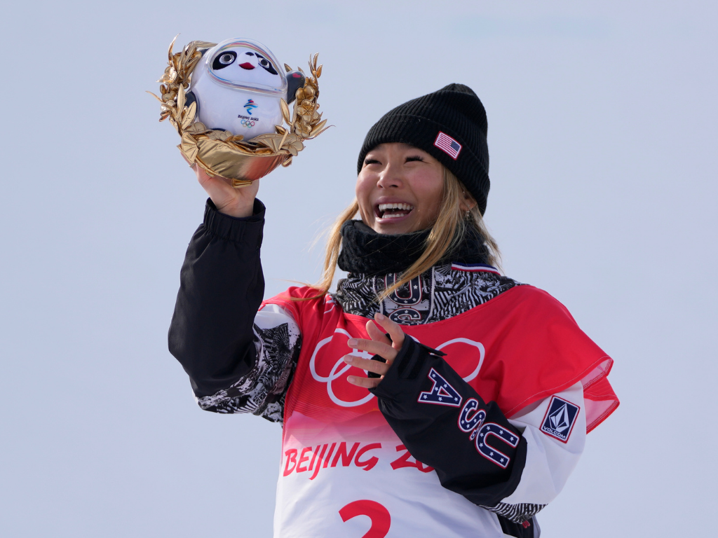 Chloe KimEsta snowboarder de 21 años se convirtió en la primera mujer en ganar dos medallas de oro en la prueba de medio tubo femenino en los Juegos Olímpicos de Invierno de Beijing 2022. Cabe destacar que Kim ya había hecho historia en 2018 al volverse la medallista de oro olímpica más joven en la categoría de snowboard.