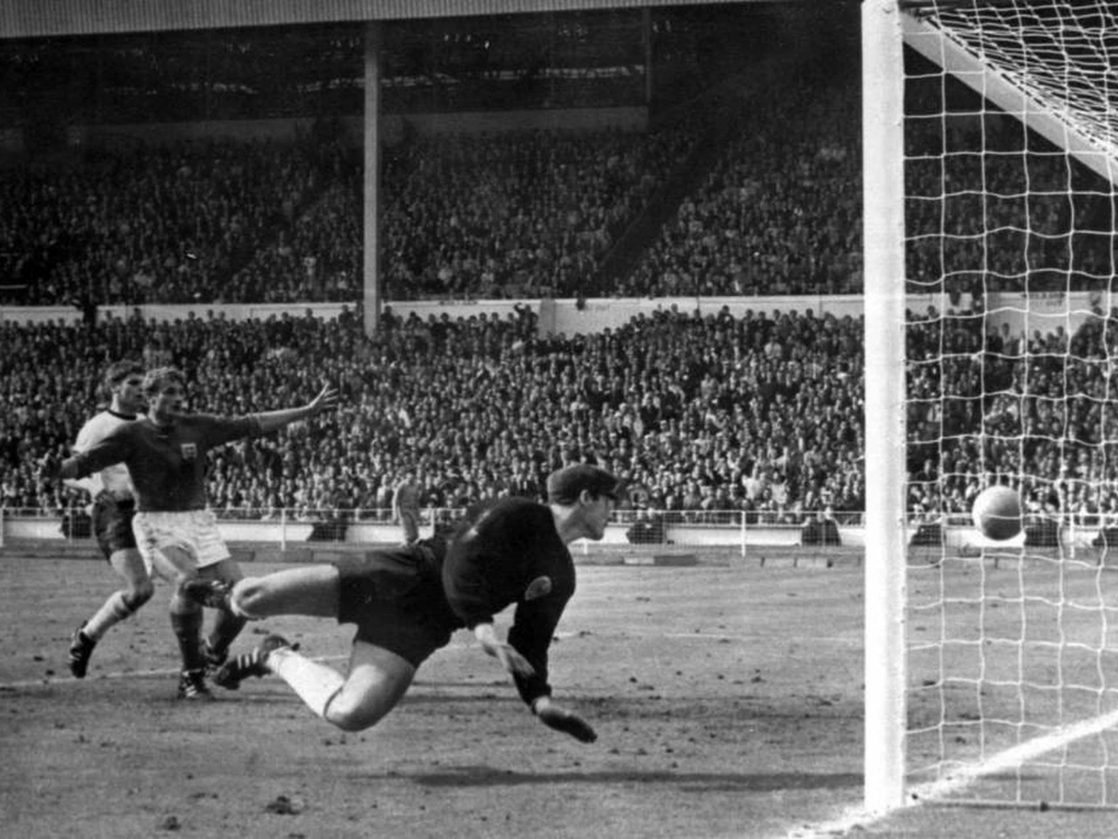 Gol fantasmaInglaterra ganó la final contra Alemania en 1966, llevándose la copa mundial gracias al gol de Hurst, pero con ayuda de un gol fantasma que quedó en la duda de todos ¿entró o no entró? La pregunta sigue sin contestarse hasta estos días.