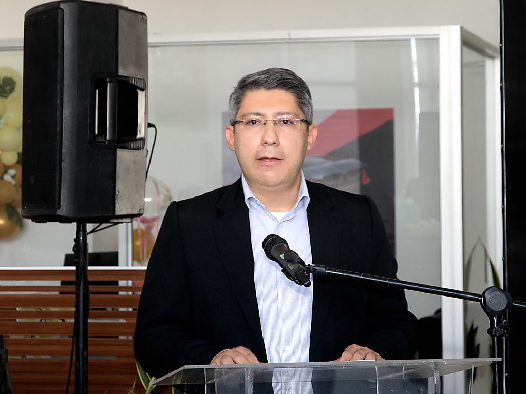 William Escalante, gerente regional de logística.