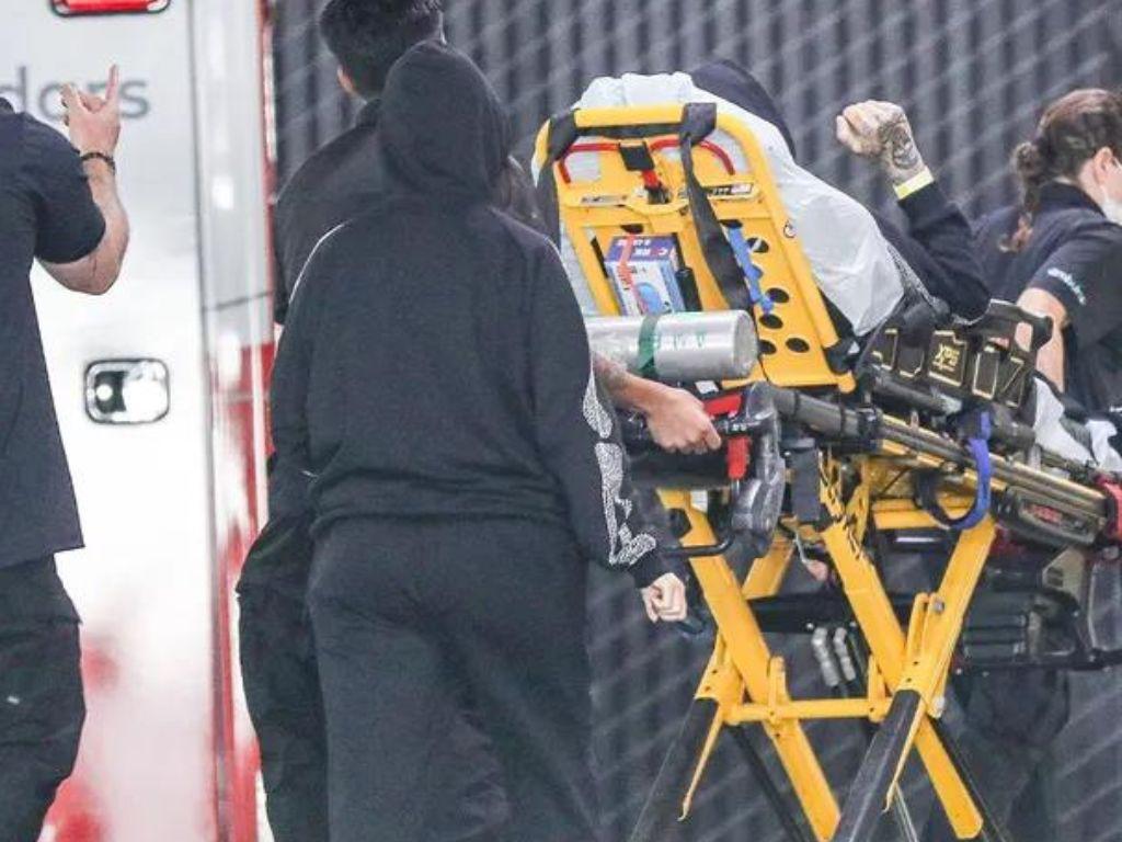Trasladado en ambulancia a Cedars- Sinai.