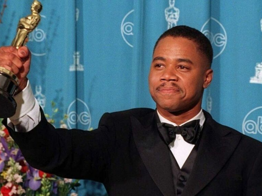 Cuba Gooding Jr.En la gala de 1996, gracias a su papel en ‘’Jerry Maguire’’, ganó la estatuilla de oro como Mejor Actor de reparto. Y aunque Gooding hizo un trabajo impecable, su triunfo desconcertó a mucha gente en retrospectiva, pues el hecho de que haya vencido a Edward Norton en ‘’Primal Fear’’ y a William H. Macy en ‘’Fargo’’ hasta la fecha continúa siendo algo sorprendente. No demeritan su trabajo, pero sí la elección de sus películas.
