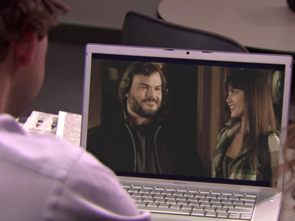 NO EXISTELa dramática película que Andy, Jim y Pam ven en la oficina donde aparece como protagonista Jack Black y Gloris Leachman se grabó exclusivamente para la serie, en realidad no existe. Solo fue una forma fresca de invitar nuevas estrellas al set.