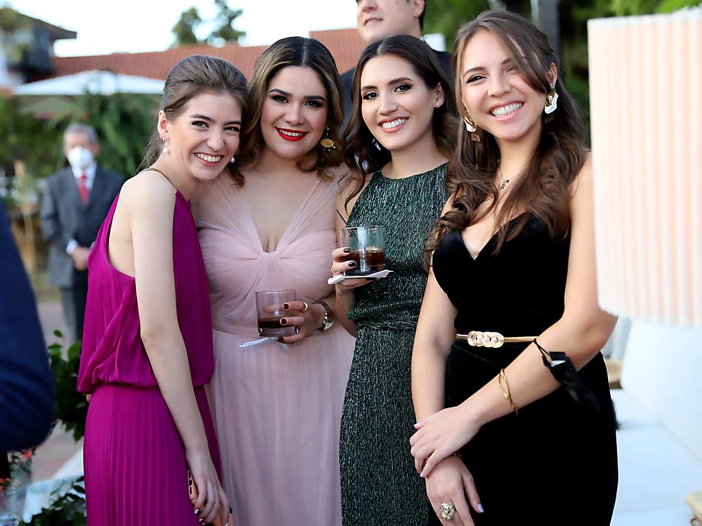 Aida Lara, Fabiola Miró, Isabella Lara y Marcela Barralaga