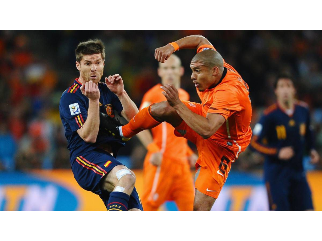La patadaEn el mundial de Sudáfrica 2010, las selecciones de Holanda y España se peleaban la copa mundial en la final. En una parte del partido el holandés Nigel de Jong lanzó una gran patada al pecho de Xabi Alonso y, por increíble que parezca, no fue expulsado. Pero ni con patadas pudieron evitar la derrota cayendo ante una poderosa España.