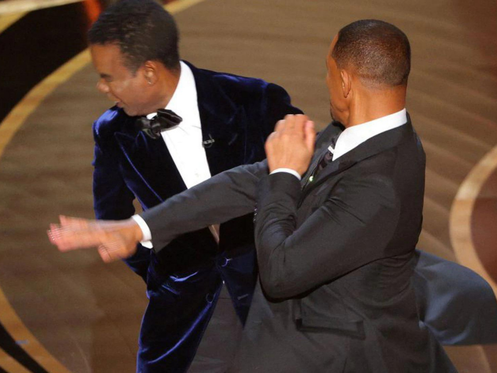 Will Smith y Chris Rock.Esta le ha dado vueltas al ciberespacio. Mientras se encontraban en la gala de los Óscar 2022, Rock presentó uno de los premios e hizo una broma sobre la calvicie de Jada Pinkett Smith, lo cual no le pareció gracioso en lo absoluto, debido esta es resultado de su alopecia. Will salió a defender a su esposa dándole una bofetada a Chris y hasta le pidió que dejara de poner el nombre de Jada en su boca. ¿Qué piensas de esto? 