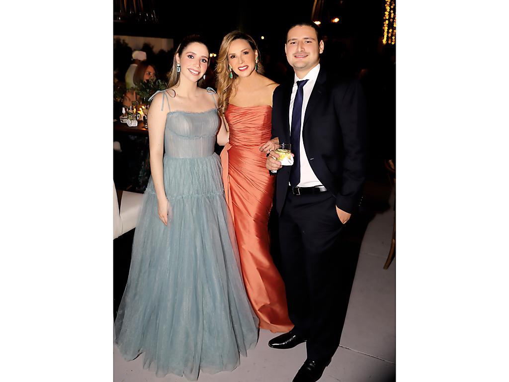 Alexandra Asfura con Karla y Enrique Kafie