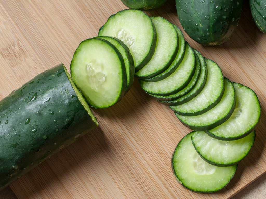 El pepino contiene potasio, magnesio y fibra, propiedades que ayudan a reducir la presión arterial, además de ser un diurético.