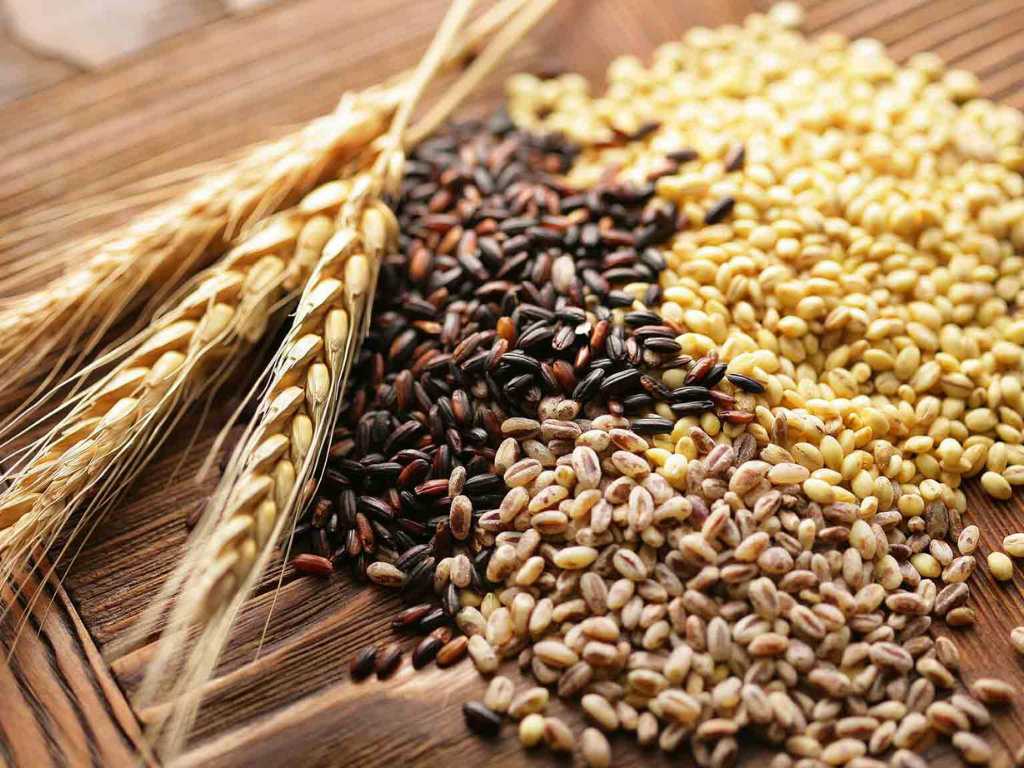 Los cereales que incluyen el grano entero, es decir, los que no se les ha quitado el salvado y el germen mediante procesos de refinación, poseen una gran fuente de fibra, magnesio, hierro, selenio y potasio. 