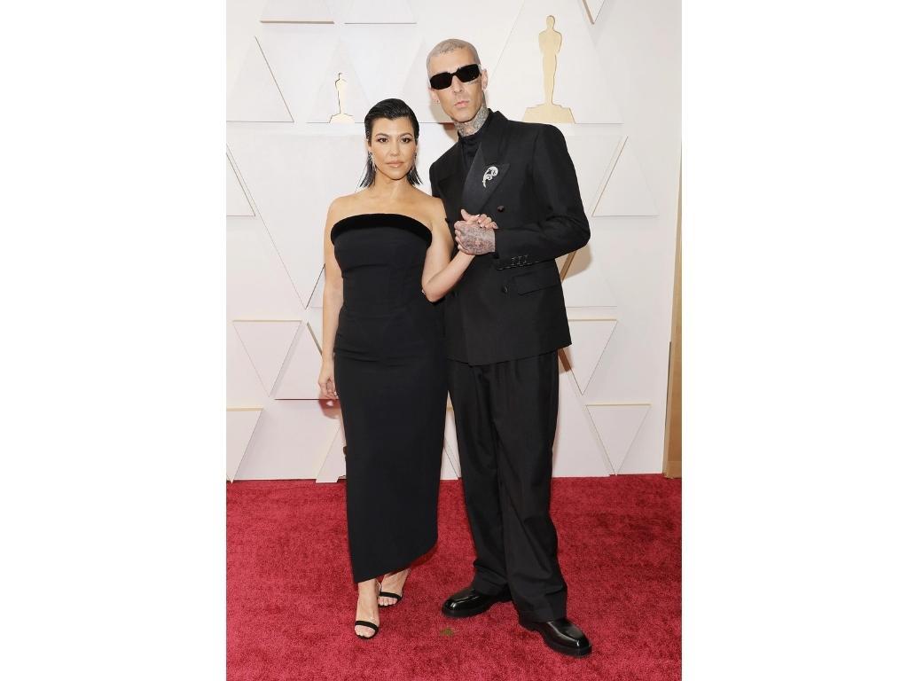 Kourtney Kardashian en Mugler y Travis Barker en Maison Margiela