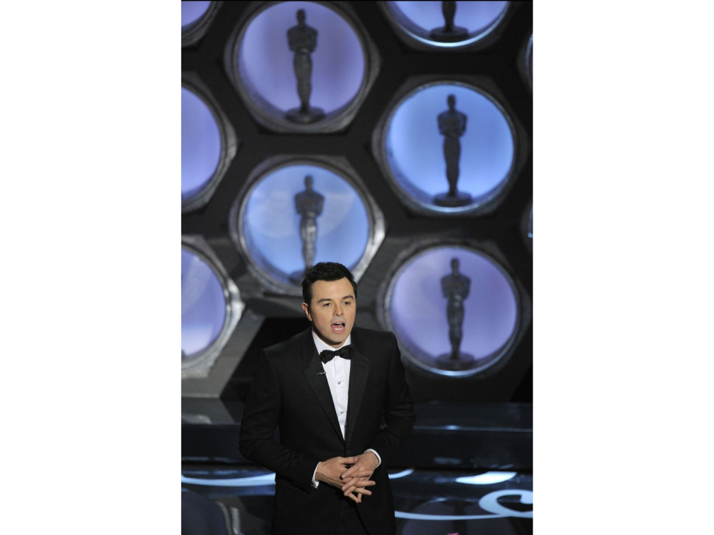 Bromas sobre violencia domésticaEn el 2013 a Seth McFarlane se le ocurrió la ‘’cómica’’ idea de hacer bromas sobre violencia doméstica, hasta hizo una comparación de la Película Django con el caso de violencia doméstica de Chris Brown y Rihanna. Algunos aseguraron que nunca más presentara una ceremonia de Óscar.