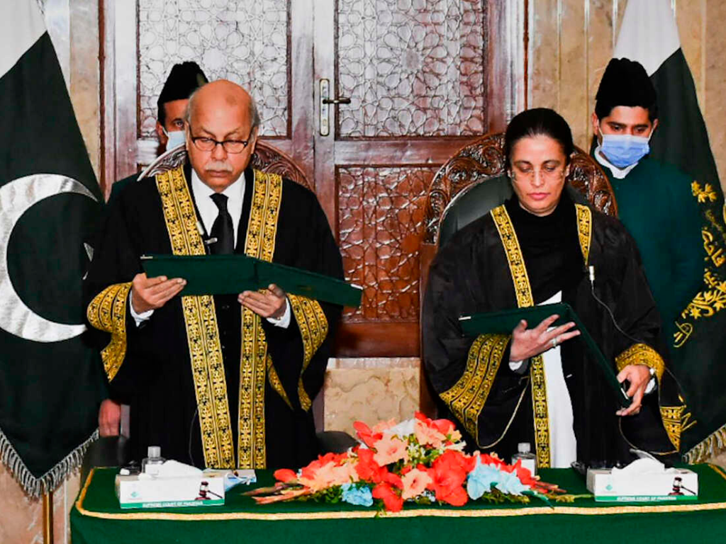 Ayesha MalikAyesha Malik hizo historia al volverse la primera jueza de la Corte Suprema de Pakistán. La abogada graduada de Harvard, quien en 2021 prohibió el test de virginidad a las víctimas de abuso sexual de su país, fue electa por cinco de diez votos y en enero se juramentó.