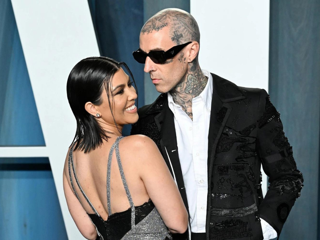 Kourtney Kardashian y Travis BarkerLa pareja aprovechó estar en Las Vegas por los Premios Grammy 2022 y decidió darse el “sí, acepto” de manera secreta. Ambos habían iniciado su relación a inicios de 2021 y se comprometieron en octubre del mismo año.