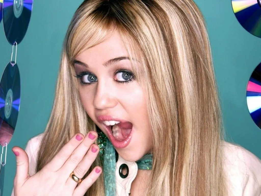 Antes de HannahSegún la autobiografía de Miley, ‘’Miles to Go’’, unas escenas donde Hannah canta para la multitud de fanáticos enloquecidos y además muchas de sus canciones salieron antes de poner al aire la serie.