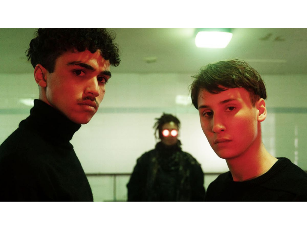 MortelUna serie francesa que cuenta la historia de tres adolescentes que intentan resolver un asesinato. Pero no pueden porque dos de ellos anteriormente habían hecho un pacto con un dios del vodoo. Deben romperlo para poder seguir con su objetivo. Esta serie tiene un ambiente estilo camping que está buenísimo.
