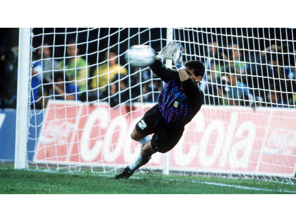 Extrañas costumbresEl portero argentino Sergio Goycochea se convirtió en figura del Mundial de Italia 90 por su increíble habilidad para detener penales. Un día revelo a la FIFA que tenía una extraña costumbre. “Ante Yugoslavia habíamos jugado 120 minutos y, como saben, no podía ir al vestuario antes de los penales. Había tomado mucho líquido y, a diferencia de los jugadores de campo, no lo perdí porque no corrí. Acumulé mucho y me vinieron ganas de orinar. Como no podía ir al vestuario, le pedí a mis compañeros que me cubran y oriné en el campo de juego. Ya contra Italia, por cábala, lo provoqué de nuevo. Y salió bien”.