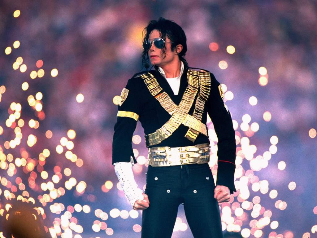 Michael Jackson - 1993El Rey del pop lució un espectacular conjunto negro y dorado elaborado por Michael Bush, look al que agregó unas gafas de aviador en tono azul.