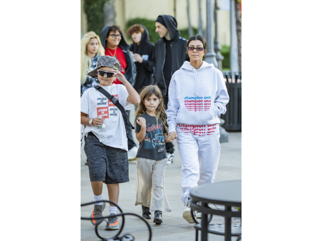 Vínculo con hijosEn el año 2017, Travis y su hija, Alabama, asistieron a una entrevista donde el músico reveló: “Kourtney y Khloé viven en la misma calle que nosotros y Alabama es muy cercana con Mason y Penélope (los hijos de Kardashian)”.