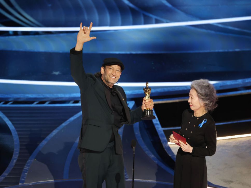 InclusiónUna de los momentos que marcaron historia en esta edición fue, sin duda alguna, la premiación de Troy Kotsur como Mejor Actor de Reparto en la película CODA, el primer actor sordo en ganar este premio en la historia de los Óscar. Al recibir su premio dijo en lengua de señas: ‘’Agradezco a la comunidad sorda y las escuelas que me han permitido desarrollar mi talento como actor’’.