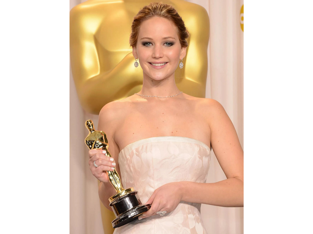 Jennifer Lawrence.Este es, sin duda, uno de los premios más polémicos de la generación. Con tan solo 22 años, Lawrence ganó su Óscar a la Mejor Actriz por su participación en ‘’Silver Linings Playbook’’ en la gala del 2013. Si bien Jennifer nos ha demostrado que es una excelente actriz, los cibernautas no consideran que debía ganar, supuestamente por no sacar todo su potencial. Muchos piensan que tuvo que haber triunfado con ‘’Winter´s Bone’’, más no en este caso. ¿Lo merecía?