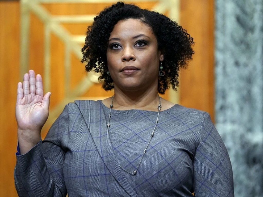 Shalanda YoungElla se convirtió en la primera mujer afroamericana en encabezar la Oficina de Administración y Presupuesto de Estados Unidos.