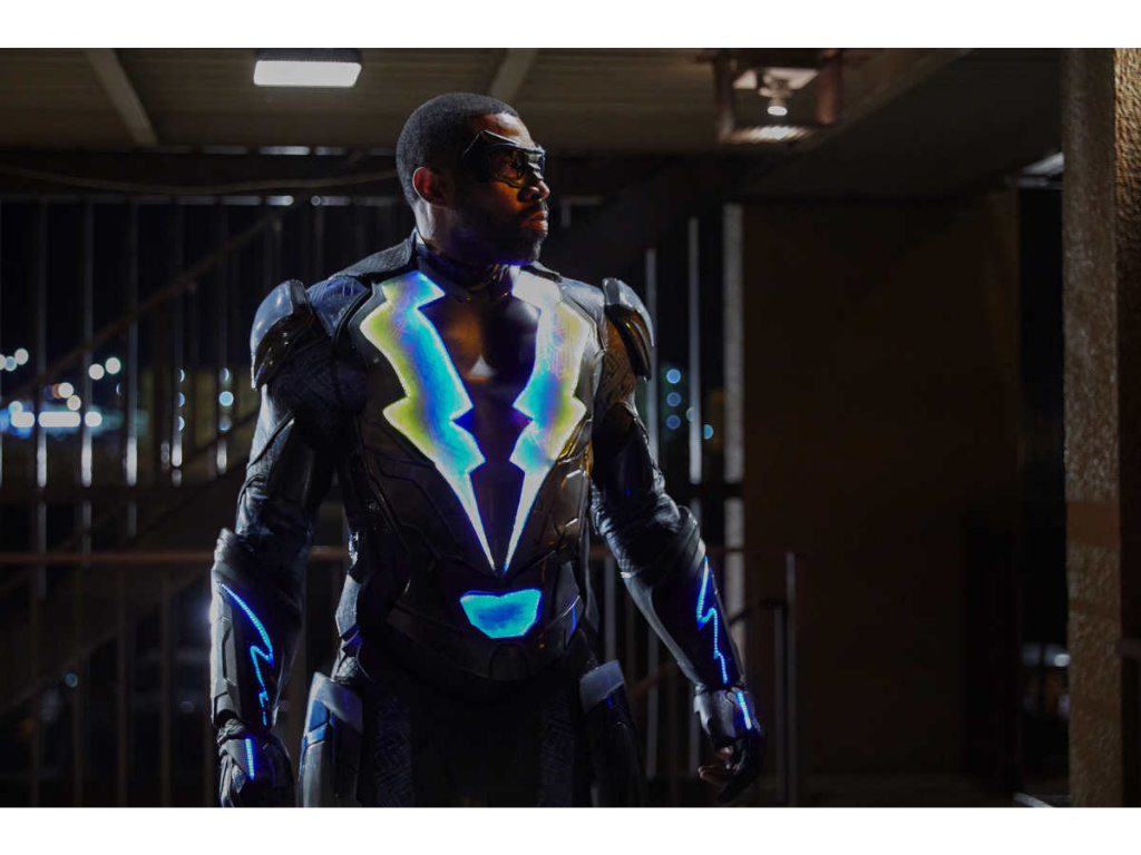 Black LightningEstá basada en el superhéroe de DC Comics que lleva el mismo nombre. Narra la historia de un justiciero que decidió retirarse de toda la gloria, pero que debido a problemas que surgen tiene que volver a esos días donde luchaba contra el mal.