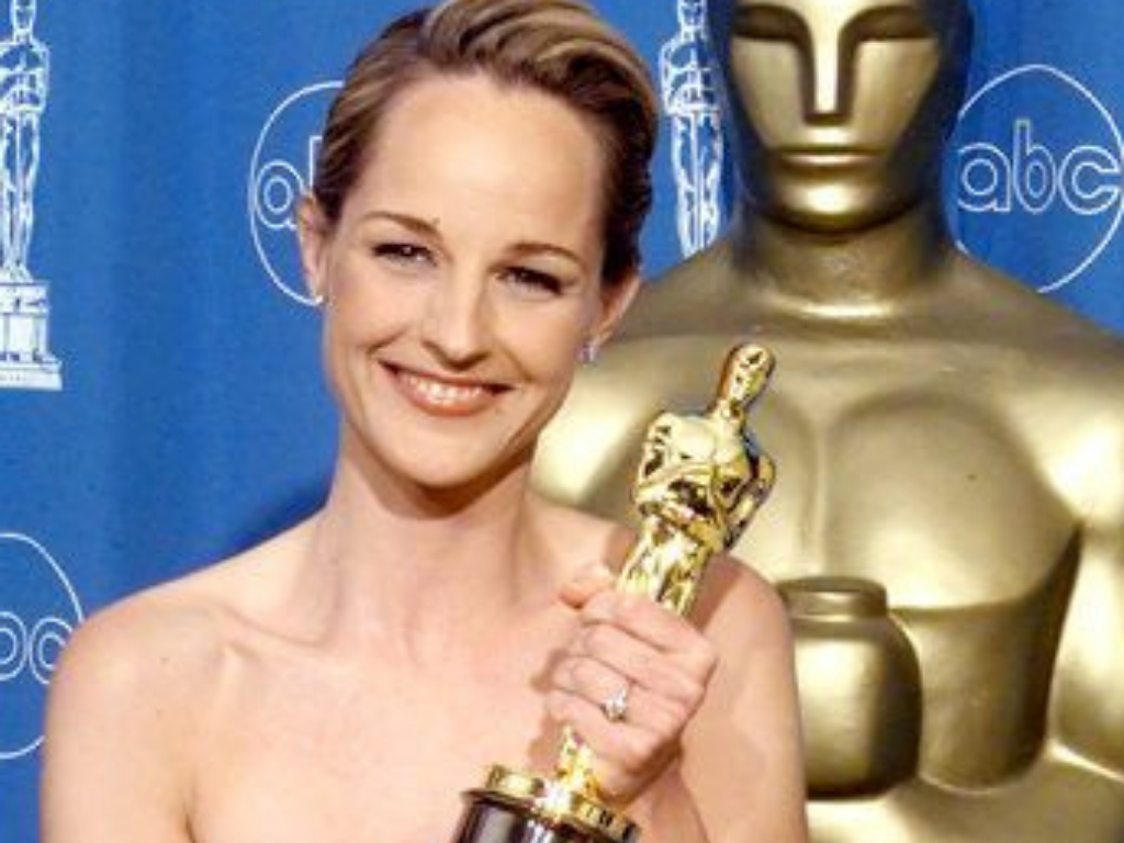 Helen Hunt.En los Óscar de 1997, Helen Hunt fue acreedora del premio a Mejor Actriz de Reparto por la película ‘’As Good As It Gets’’, y este premio tomó por sorpresa a toda la audiencia. Muchos especulaeon que éste se le fue otorgado porque Jack Nicholson, quien fue su co-protagonista, habría ganado a Mejor Actor, y la finalidad de esto era darle publicidad a la cinta, no porque realmente lo merecieran. Otra de las teorías es que este fue otorgado por ser la única estadounidense entre las nominadas, entre ellas Helena B. Carter, Julie Christie, Judi Dench y Kate Winslet, esta última nominada por su actuación en ‘’Titanic’’, que hasta la fecha es una cinta bastante popular. ¿Cuál es su teoría?