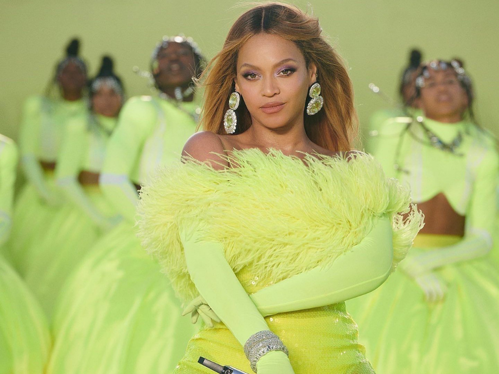 OPENINGLa noche empezó con la participación de Beyoncé interpretando el tema ‘’Be Alive’’, la canción que hizo para ‘’King Richard’’, acompañada de un robusto grupo de bailarinas. No fue un verdadero directo, porque era un video pregrabado en las canchas de tenis en donde Venus y Serena Williams entrenaron de niñas.