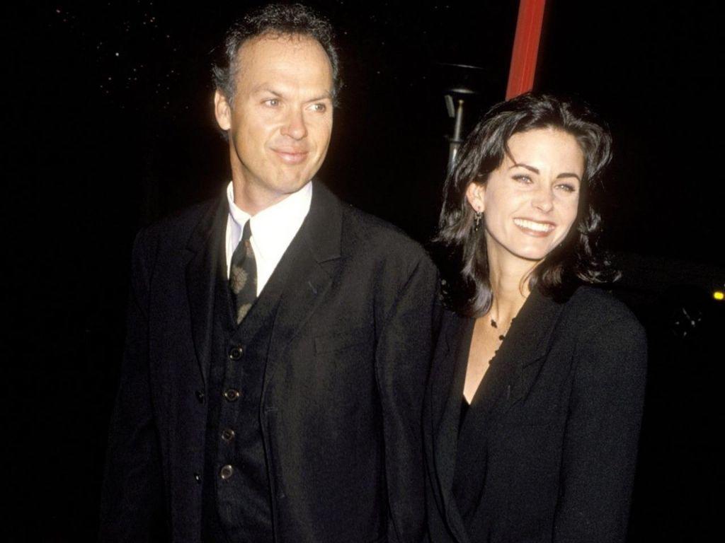 Michael Keaton y Courtney Cox.