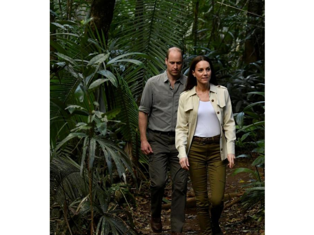 En su visita por una zona arqueológica maya antigua, ella utilizó un outfit al que podemos definir como Zafari Chic casual. El look estaba compuesto por unos cargo pants, una tshirt básica, un sobrecamisa y unas botas.