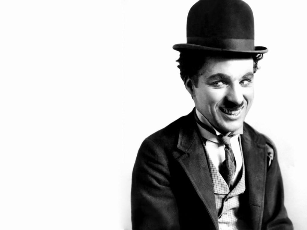 El FBI comenzó a investigarlo a Charles Chaplin debido a que el actor se negaba a responder preguntas sobre su visión política. Fue considerado un riesgo potencial para la seguridad nacional, debido a que sus películas criticaban el sistema de los Estados Unidos.