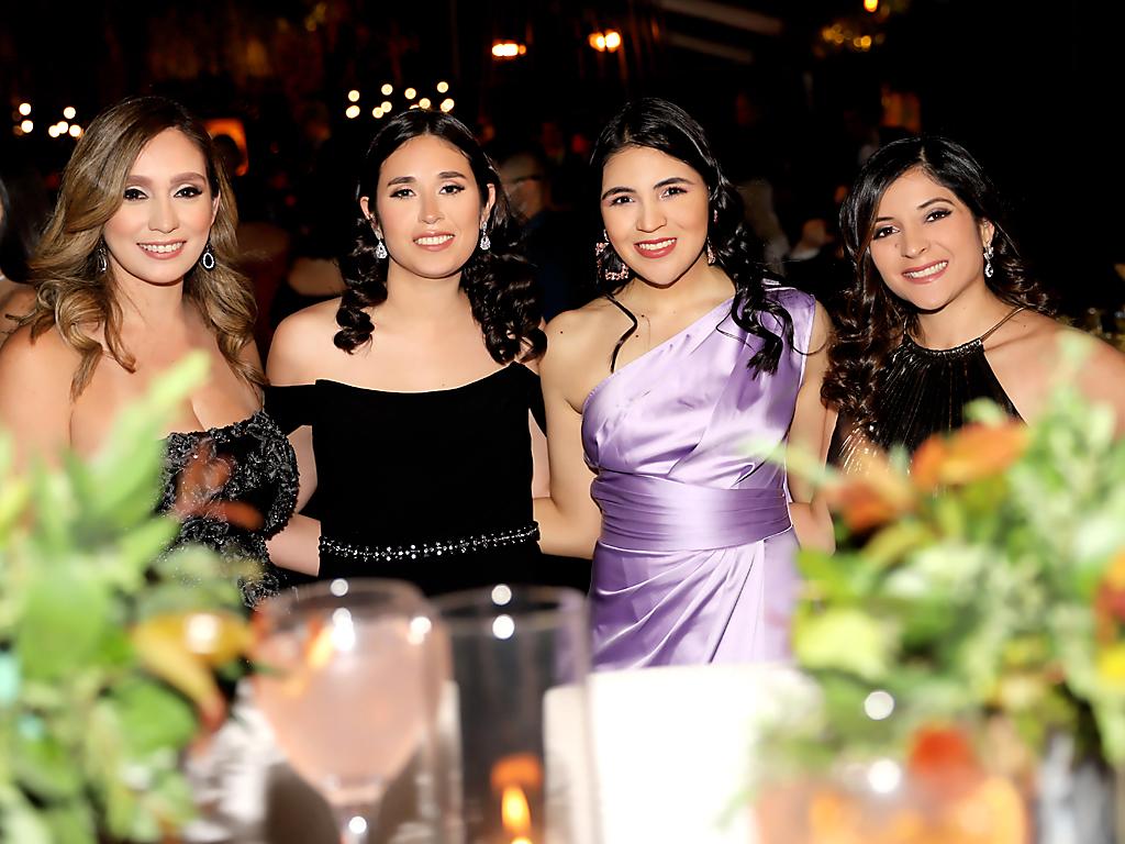 Paola Sevilla, Gabriela e Irene Valenzuela con Nadia Castro