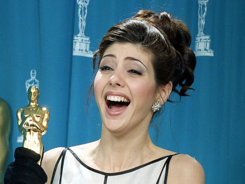 Marisa Tomei.En la gala de 1993, Jack Palance, el actor estadounidense, fue el encargado de mencionar el nombre ganador en la categoría Mejor Actriz de Reparto; fue entonces que mencionó a Marisa Tomei por la cinta ‘’Mi primo Vinny’’. Mucho se dijo sobre una posible equivocación de Palance, ya que supuestos rumores lo cuestionaron de no encontrarse en sus cinco sentidos. Por otra parte, también mencionaron que únicamente fue elegida por ser atractiva, y la pregunta de si lo merecía o no queda en el aire.