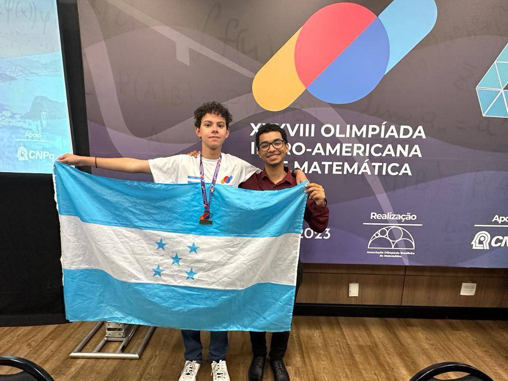 Omar Suazo y el ex alumno de Macris, Ezra Guerrero, en la Olimpiada Iberoamericana de Matemáticas 2023 en Brasil