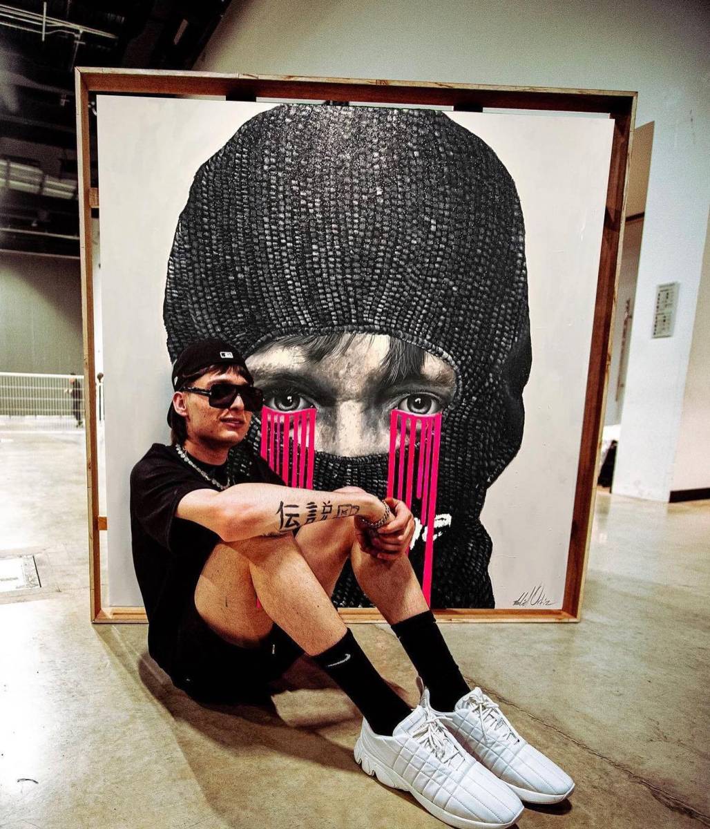 <b>Peso Pluma </b>mezcla elementos de la música regional mexicana con el trap y la temática de la narcocultura, lo que ha llamado la atención de diversos artistas, influencers y críticos en general. Le llegan a pagar hasta dos millones por las presentaciones privadas.