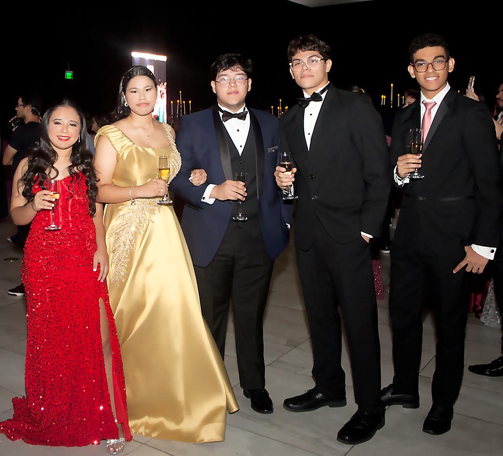 Stephanie Interiano, Emily Fonseca, Nahun Jiménez, Nelson Espinal y Christopher Martínez.