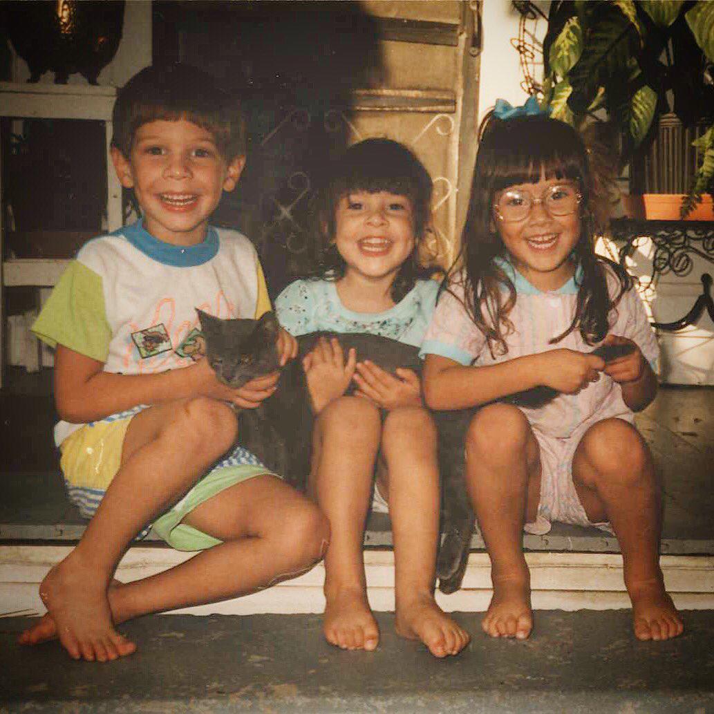 Si pensabas que HA*ASH eran gemelas, déjame decirte que no, la hermana mayor es Hanna Nicole Pérez Mosa y nació el 25 de junio de 1985; por lo tanto, la pequeña es Ashley Grace Pérez Mosa, y nació el 27 de enero de 1987. 