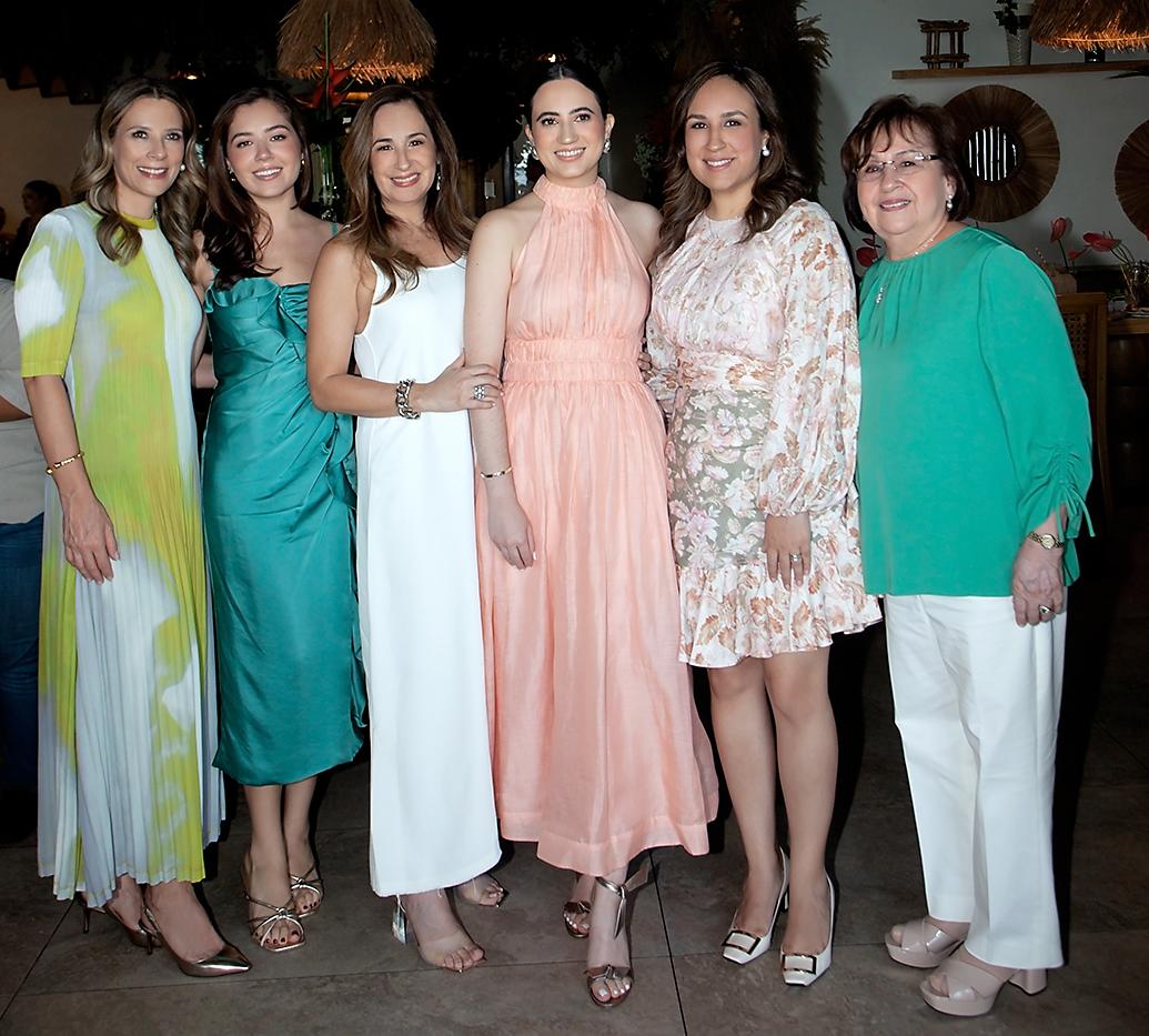 Margarita y Mariana Hawit con Giselle Córdoba, Camille Hawit, Adriana Echeverri y Cristina Hawit.