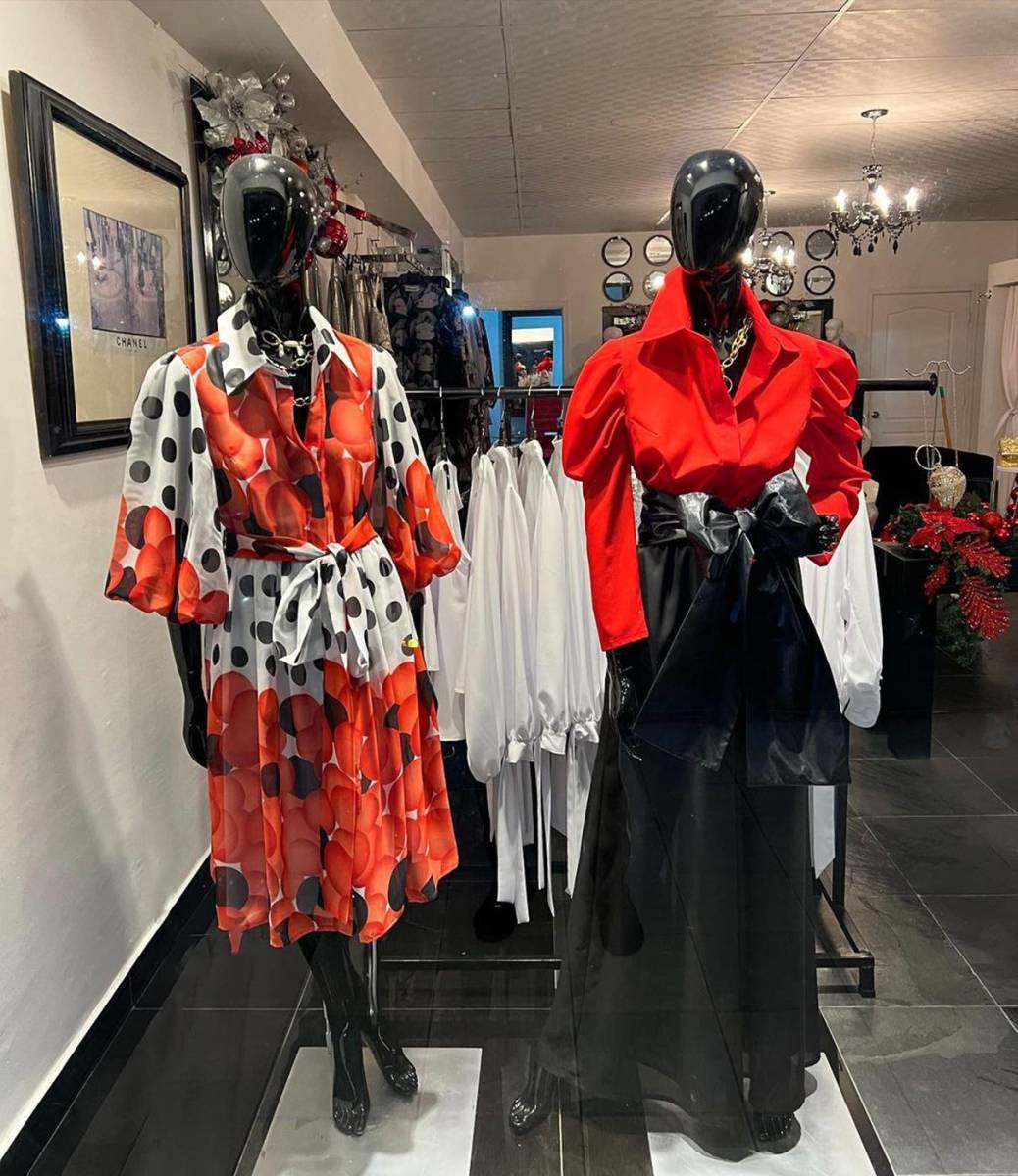 MIGUEL CHONG. El diseñador hondureño de alta costura y ready to wear llega al Jingle &amp; Mingle con su más reciente colección. Su propuesta es una navidad sparkling, con toques de plateado en blusas, pantalones y vestidos perfectos para las fiestas. <b>@miguelitochong </b>