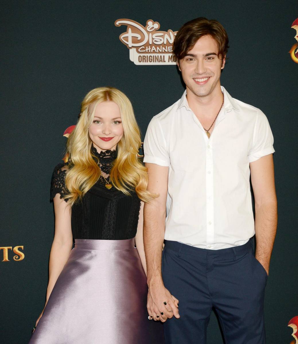 Dove Cameron recibió un anillo de bodas de su entonces novio, Ryan McCartan cuando ella tenía 20 años y él 22. Tiempo después anunciaron que su compromiso se cancelaba y con ello su relación.
