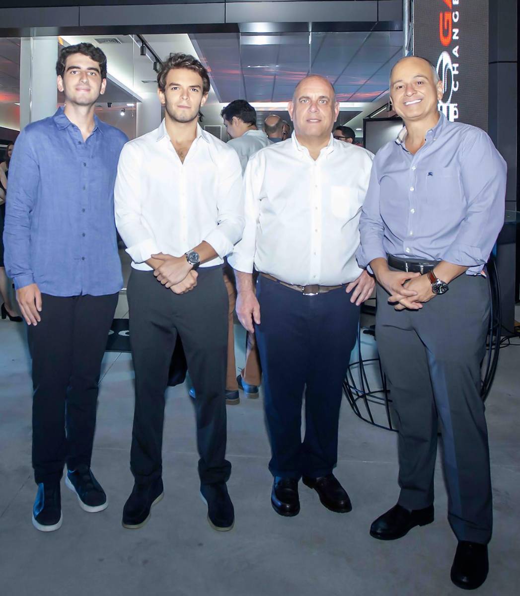Christian Hawit, con Lorenzo y Roy Morales y Jason Hawit.