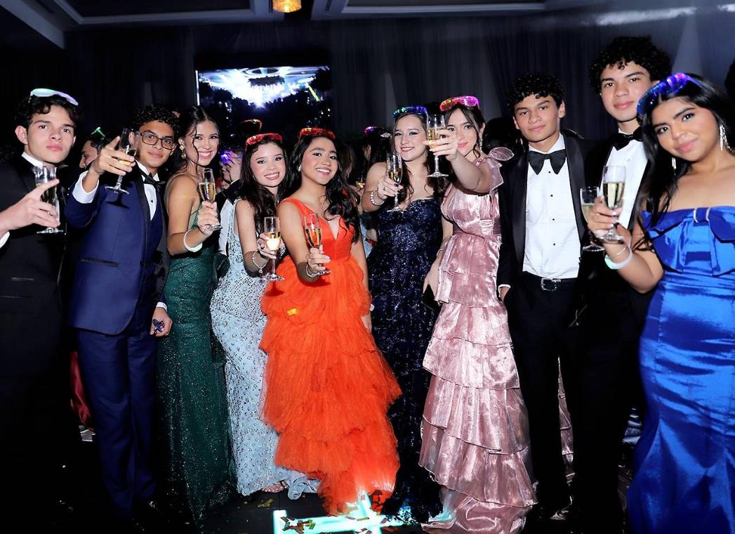 ¡Qué noche! Los seniors 2024 de Antares y Aldebarán disfrutaron de una velada espectacular en su prom. Acompañados de familiares y amigos, vivieron momentos mágicos que marcaron el cierre de una etapa inolvidable y el inicio de un brillante futuro.