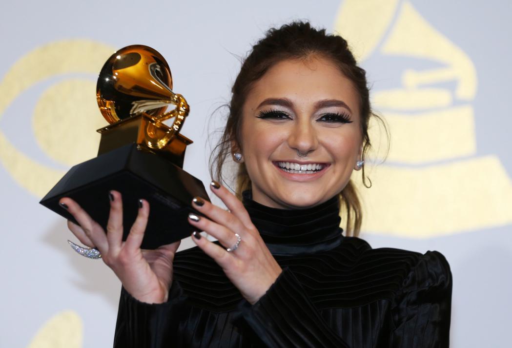 Dayá, la cantante de origen sueco-indio-estadounidense, a sus 18 años ganó en la categoría a Mejor Grabación Dance en favor de Chainsmokers en la noche de premiaciones en 2017.