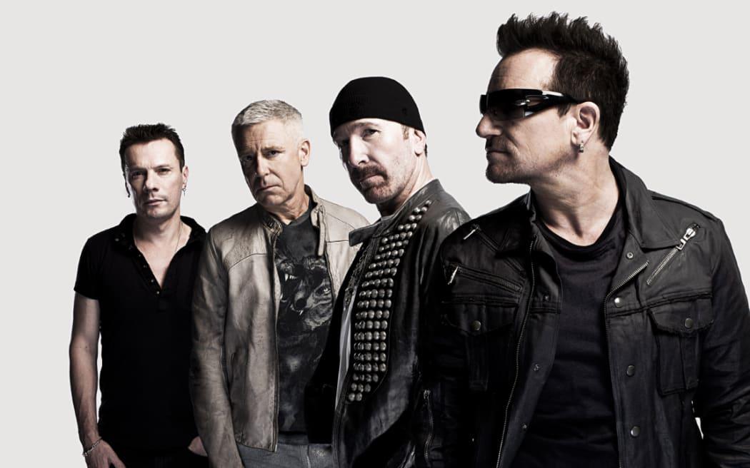 <b>U2</b>La banda australiana se ha manifestado y expresado su solidaridad con las poblaciones civiles atrapadas en el conflicto bélico entre Israel y Hamás. En sus palabras, declararon: “En vista de los acontecimientos en Israel y Gaza, parece que hablar de la no violencia puede parecer incluso irónico, pero siempre hemos rezado por la paz y la no violencia. Sin embargo, nuestros corazones y nuestra indignación están enfocados en una dirección muy clara. Por eso, los invitamos a unirse a nosotros y a esos maravillosos niños en el festival de música”.