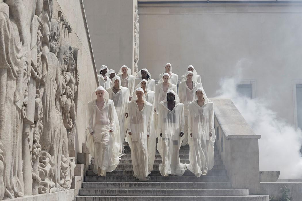 Owens está acostumbrado a presentar desfiles grandilocuentes en su tradicional escenario: las escaleras y el patio del Palacio de Tokyo de París, donde acostumbra a utilizar masivamente fumígenos y música estridente, para centenares de fans que adoran su vestuario gótico e intimidante, de grandes botas con plataforma, hebillas y ropa agujereada.