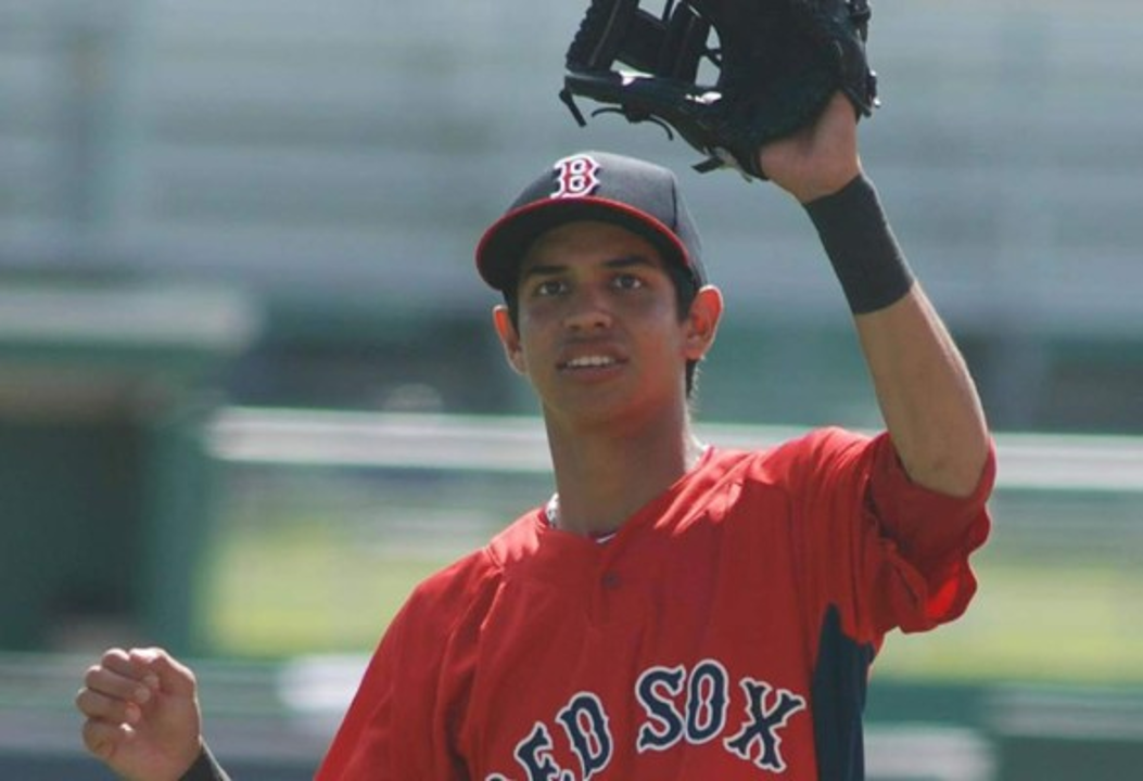 Dubón pasó sus primeros años en Honduras, desarrollando su talento en el béisbol en diversos niveles de ligas. A los 16 años, su destreza llamó la atención de un grupo cristiano de jugadores de béisbol que visitó Honduras. Impresionados por su habilidad, le ofrecieron la oportunidad de estudiar como estudiante extranjero de intercambio y jugar béisbol en Sacramento, California. Durante dos años, se destacó en la preparatoria y finalmente fue seleccionado por los Medias Rojas en el draft de 2013, siendo la 26ª elección.